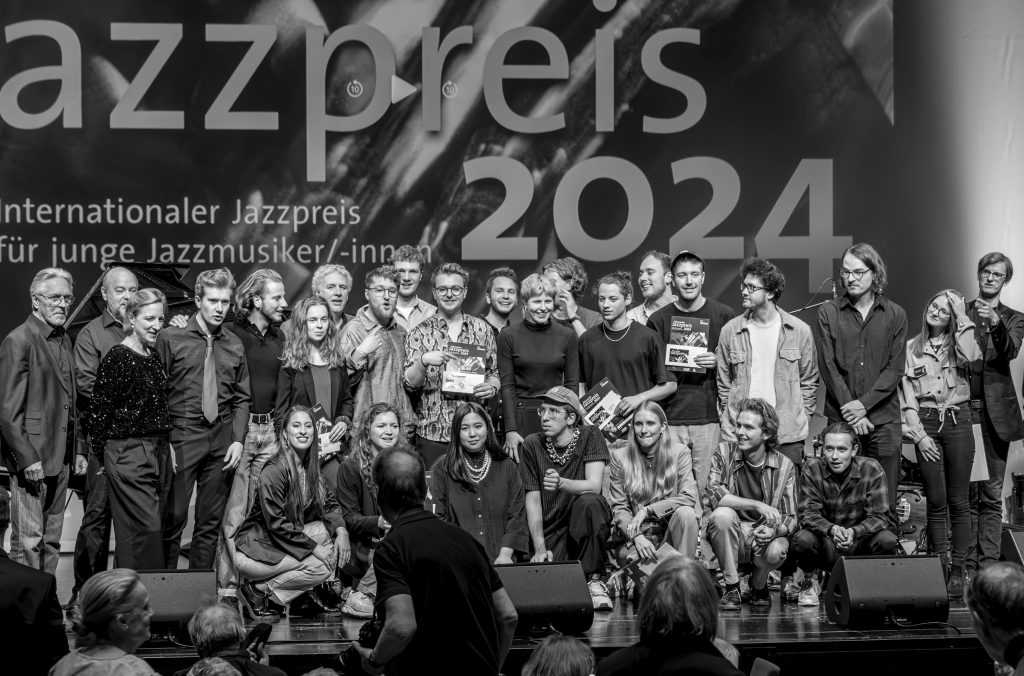 Biberacher Jazzpreis 2024, Große Menschengruppe auf einer Bühe anlässlich der Preisverleihung