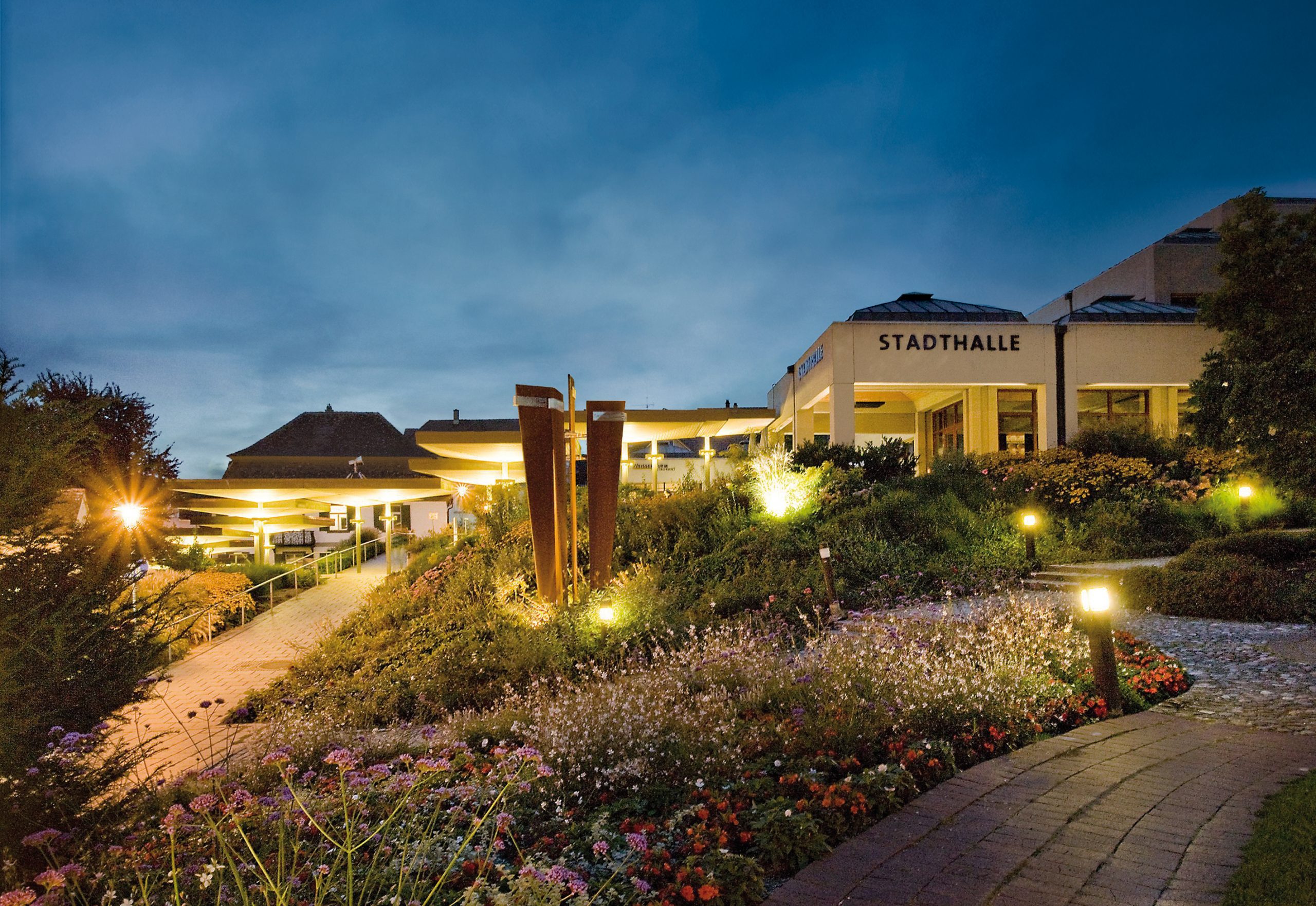 Stadthalle Biberach bei Nacht, Foto: Fuad Vollmer